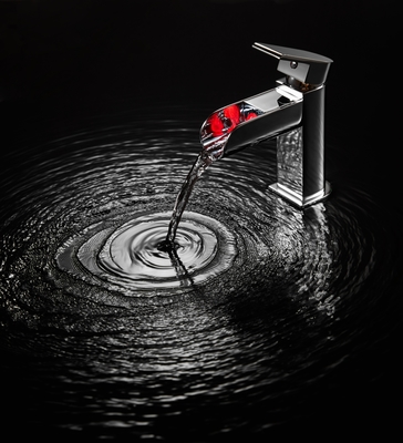 Łazienkowy zlew Wynik pokładowy Montaż jednokrętny wodospad Łóżka Mixer Tap LED Jednorębny Chrome