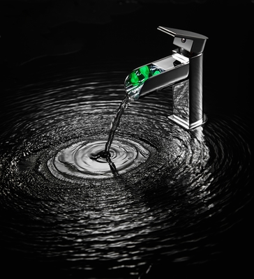 Łazienkowy zlew Wynik pokładowy Montaż jednokrętny wodospad Łóżka Mixer Tap LED Jednorębny Chrome